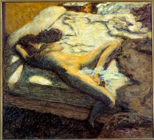 La joven desnuda indolente acostada en una cama
