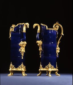 Dos jarras, c.1767 de Pierre Gouthière