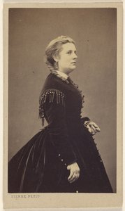 [Mujer no identificada con vestido oscuro, de pie, de perfil] de Pierre Petit