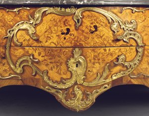 Detalle de una cómoda Luis XV, vendida por Adrien Delorme (montura de ormolu, madera de tulipán, amarantos, madera frutal y marquetería) de Pierre Roussel