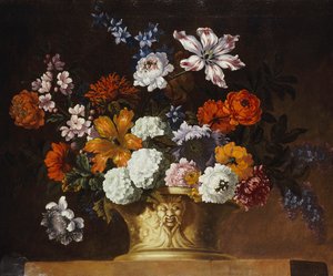 Tulipanes, bolas de nieve y otras flores en una urna esculpida sobre un borde de Pieter Casteels
