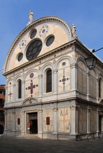 Vista de la iglesia Santa Maria dei Miracoli en Venecia en 2007 por Pietro Lombardo y sus hijos. de Pietro Tullio and Antonio I Lombardo