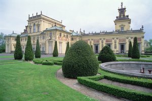 Vista exterior del palacio y jardines de Polish School