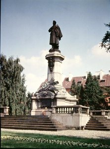 Estatua de Adam Mickiewicz (1798-1855) erigida en 1898 de Polish School