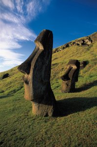 Estatuas Moai, Parque Nacional Rapa Nui, Isla de Pascua, Chile de Polynesian Polynesian