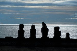 Estatuas Moai, Parque Nacional Rapa Nui, Isla de Pascua, Chile de Polynesian Polynesian