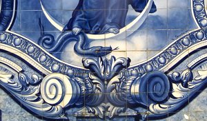 (detalle) Panel decorativo que muestra a la Virgen María aplastando la Serpiente, Lamego, Portugal. 1738 de Portuguese School