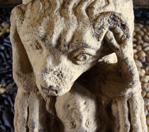 León comiendo a un hombre, base del sarcófago de D. Afonso Pires, ex obispo de Porto, Lamego, Portugal c.1372 de Portuguese School