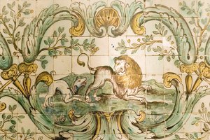 Mayólica que representa azulejos de un perro persiguiendo a un león, de La Sala de Caza en el Palacio da Praia, Belém, c.1680 (cerámica) de Portuguese School