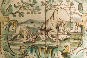 Azulejos de mayólica que representan perros atacando a un toro, de La Sala de Caza en el Palacio da Praia, Belém, c.1680 (cerámica) de Portuguese School
