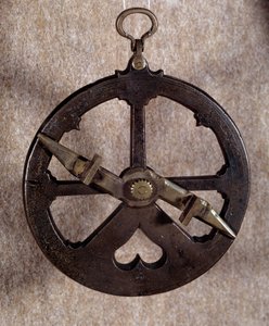 Instrumento de medición: astrolabio náutico portugués del siglo XVI. Oxford. Universidad de Portuguese School
