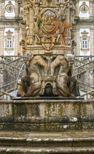 Atlantes míticos en la base de un Obelisco, Lamego, Portugal. 1738 de Portuguese School