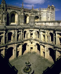 Vista del Claustro de los Felipes, completado después de 1584 de Portuguese School