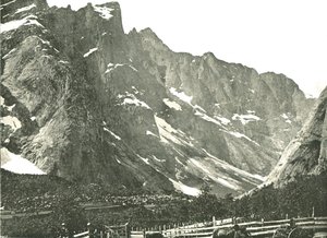 Las montañas Trolltindane, Horgheim, Noruega, 1895 de Poulton and Co