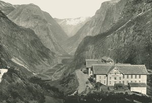 El valle y el hotel, Stalheim, Noruega de Poulton and Co