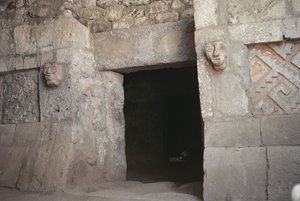 Un portal con cabezas talladas, Periodo Postclásico Tardío de Pre Columbian