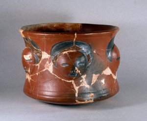Arte precolombino, cultura Kotosh: recipiente de terracota con rostros humanos. 1000 a.C.-800 d.C. Lima, Museo Nacional de Antropología y Arqueología, Perú