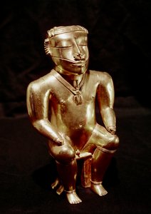 Estatuilla de hombre sentado en oro (arte precolombino, civilización Quimbaya, 400-1400 d.C., Bogotá, Museo de Oro, Colombia)