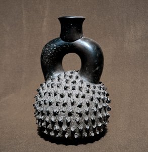Arte precolombino, civilización cupisnique: jarrón en forma de escarabajo y granada. 300 a.C.-100 d.C. Lima, Museo Nacional de Antropología y Arqueología, Perú de Pre Columbian Pre Columbian
