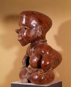 Arte precolombino: estatuilla de jorobado desnudo sentado. De Colima. Civilización de las costas occidentales. 300-1250 d.C. Museo Arqueológico de Guadalajara de Pre Columbian Pre Columbian