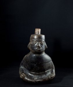 Jarrón antropomorfo con asa / Perú, cultura Mochica (terracota)