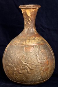 Botella que representa una lucha entre un jinete y un guerrero a pie (terracota) de Precolombian Precolombian