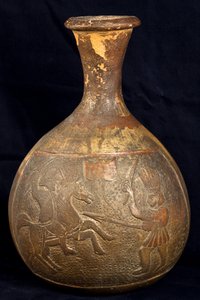 Botella que representa una lucha entre un jinete y un guerrero a pie (terracota)