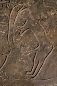 Figura humana y cabeza de toro (grabado rupestre) de Prehistoric