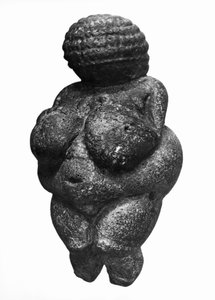 La Venus de Willendorf, vista lateral de la figurilla femenina, cultura Gravetiense, período Paleolítico Superior, c.30000-18000 a.C. de Prehistoric