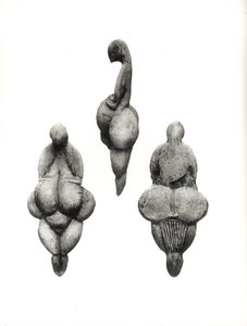 Tres vistas de una estatuilla de 