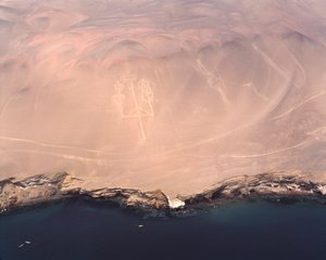 Vista aérea del Candelabro de Paracas o el Candelabro de los Andes, en la Bahía de Pisco de Prehistoric Prehistoric