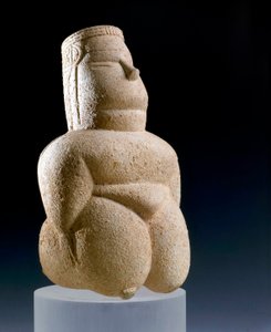 Divinidad femenina, estatuilla en caolinita, de Cuccuru S