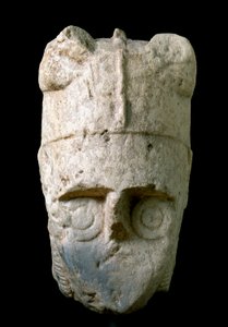 Cabeza de un arquero con casco con cuernos (miles cornutus), de Monte Prama (Cabras), conservado en el Museo Arqueológico Nacional de Cagliari