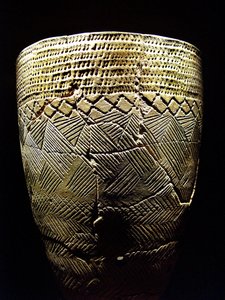 Cerámica con decoración de “dientes de peine”, circa 8000 a.C. del período Neolítico, Amsa-Dong, Corea. Fotografía, Museo Nacional de Seúl, República de Corea de Prehistoric Prehistoric