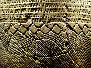 Cerámica con decoración de “diente de peine”, circa 8000 a.C. del Período Neolítico, Amsa-Dong, Corea. Fotografía, Museo Nacional de Seúl, República de Corea de Prehistoric Prehistoric