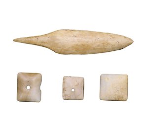 Prehistoria (Neolítico): Punta de flecha y botones de hueso. De la Cueva Toralla (Lleida) de Prehistoric Prehistoric