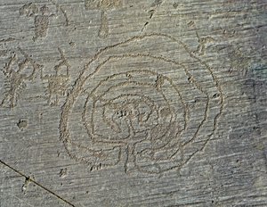 Prehistoria, civilización Camunni, arte rupestre: roca funeraria con la representación de guerreros con armas, escudos y espadas, y un laberinto. Período entre el Neolítico y la Edad de Bronce. Roche. 35 Capo di Ponte, Parque nacional de las inscripciones  de Prehistoric Prehistoric