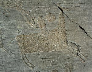 Prehistoria, civilización Camunni, arte rupestre: roca funeraria que representa a un guerrero a caballo con un escudo. Período entre el Neolítico y la Edad de Bronce. Capo di Ponte, Parque nacional de las inscripciones rupestres de Naquane, Valcamonica, It