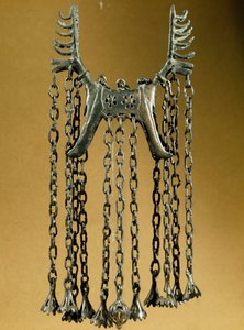 Prehistoria: colgante en forma de alce con dos cabezas de un sitio en Dolanlar (Azerbaiyán) Edad de Bronce. Bakú, Museo Estatal de Historia de la Religión de Azerbaiyán