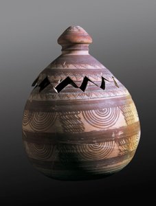 Prehistoria, civilización ibérica: urna funeraria dentada de la edad del hierro. De Galera (Granada) de Prehistoric Prehistoric