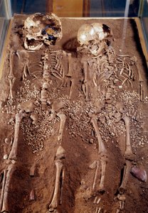 Prehistoria: Esqueletos de dos niños. 30000-25000 a.C. De la cueva de Grimaldi