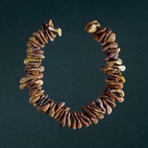 Prehistoria, Edad de Piedra: collar de huesos de la cueva de Polesine, Véneto. Roma, Museo Nacional Prehistórico Etnográfico Luigi Pigorini de Prehistoric Prehistoric