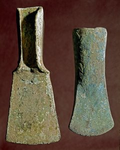 Prehistoria: hacha y punta de lanza de sílex. Civilización de los Apeninos (o Edad del Bronce italiana). 1400-1300 a.C. Perugia, Museo Arqueológico Nacional de Umbría