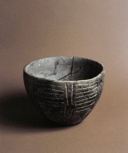 Prehistoria: jarrón de cerámica grabado con decoraciones neolíticas de la Caverna Delle Arene en Candide (Liguria). Pegli, Museo Villa Pallavicini