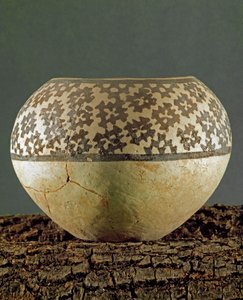 Prehistoria: vaso de arcilla con decoraciones geométricas tipo Anau del sitio de Gheoksjur (Turkmenistán del Sur). 4000-3500 a.C. Eneolítico, Edad del Cobre. de Prehistoric Prehistoric