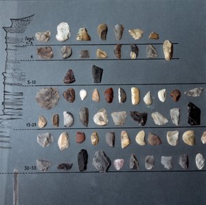 Prehistoria, cultura de Pontiniano: piedras y sílex (producción lítica) de la Cueva de Moscerini, Lacio. Edad de Piedra. Paleolítico Superior. Roma, Museo Nazionale Preistorico Etnografico Luigi Pigorini