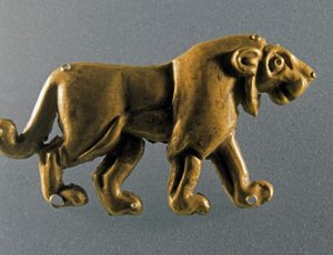 Prehistoria: estatuilla de león en hojas de oro de la tumba de un túmulo (kurgán) de Maikop (Cáucaso). 3000-2500 a.C. Eneolítico, Edad del Cobre. San Petersburgo, Museo del Hermitage, Rusia de Prehistoric Prehistoric