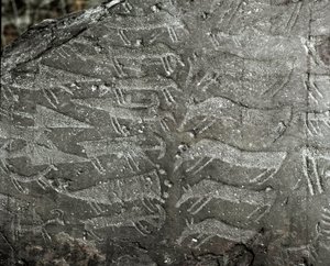 Prehistoria, arte rupestre: roca funeraria con representaciones de dagas y bueyes