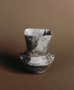 Prehistoria: jarrón con apertura cuadrada con grafitis neolíticos de la Caverna Delle Arene en Candide (Liguria). Pegli, Museo Villa Pallavicini