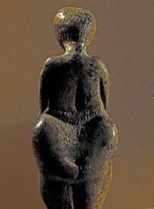 Prehistoria: estatua de mujer gravetiense del sitio de Kostenki (Óblast de Vorónezh). 30000-25000 a.C. Paleolítico Superior, Edad de Piedra. San Petersburgo, Museo de Antropología y Etnografía Pedro el Grande, Rusia